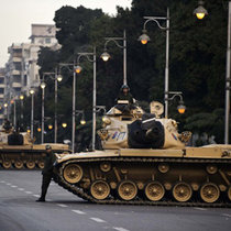В Каир вошла армейская бронетехника