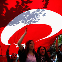 В Стамбуле такси врезалось в группу демонстрантов
