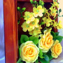 Желтые розы и маленькие орхидейки.